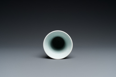 Vase en porcelaine de Chine en bleu et blanc, &eacute;poque Transition