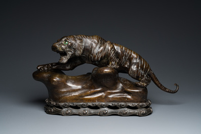 Grand tigre en bronze sur socle en bois sculpt&eacute;, Vietnam, 19/20&egrave;me