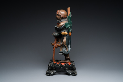 Een zeer grote Chinese Fuzhou of Foochow lakwerk figuur van Li Tieguai, 19e eeuw