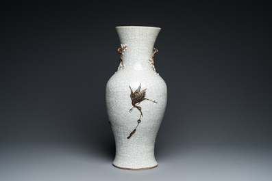 Vase en porcelaine de Chine dite 'de Nankin' &agrave; d&eacute;cor de dragons, marque de Chenghua, 19&egrave;me