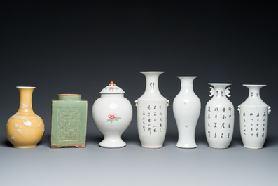 Een diverse collectie Chinees famille rose en monochroom porselein, 18/20e eeuw