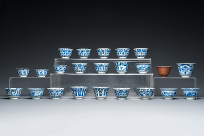 23 Chinese blue and white cups and 17 saucers, 19th C.