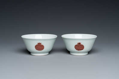 Paire de bols en porcelaine de Chine &agrave; d&eacute;cor de fruits en rouge de cuivre, marque et peut-&ecirc;tre &eacute;poque de Yongzheng