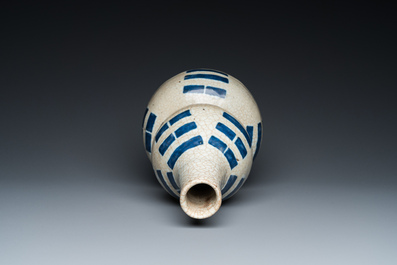 Vase de forme double gourde en porcelaine de Chine en bleu et blanc sur fond craquel&eacute;, probablement Ming