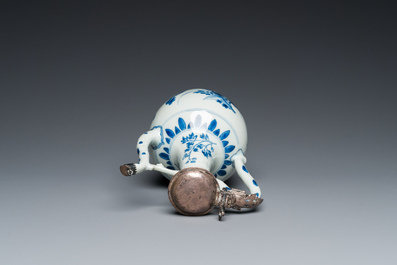 Verseuse en porcelaine de Chine en bleu et blanc &agrave; couvercle en argent, &eacute;poque Transition