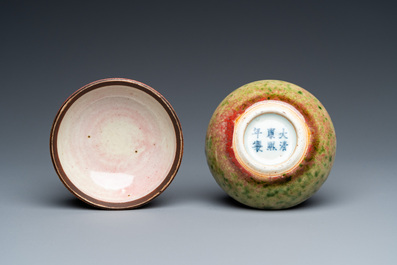 Een Chinese dekseldoos voor zegelpasta met perzikbloesemglazuur, Kangxi merk, 19e eeuw