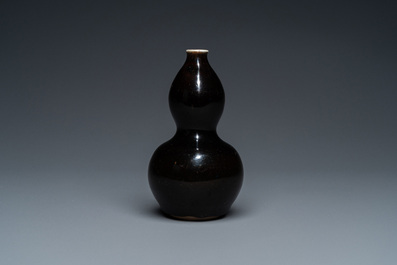 A small Chinese black-glazed double gourd vase and a blue crackle-glazed saucer dish, Qing