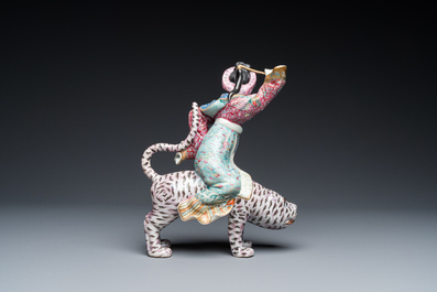 Groupe en porcelaine de Chine famille rose &agrave; d&eacute;cor d'un tigre et son cavalier, 19/20&egrave;me