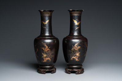 Een paar Chinese Fuzhou of Foochow lakwerk 'draken' vazen, 19e eeuw