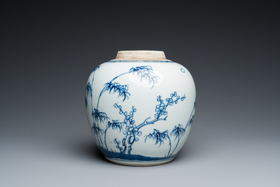 Pot en porcelaine de Chine en bleu et blanc &agrave; d&eacute;cor des 'trois amis de l'hiver', Kangxi