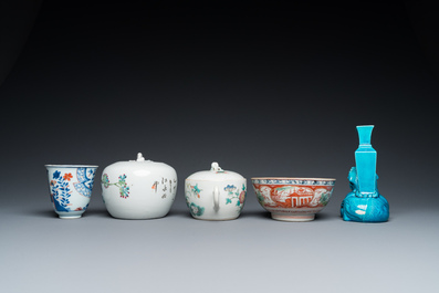 Een diverse collectie Chinees famille rose en monochroom porselein, 18/20e eeuw