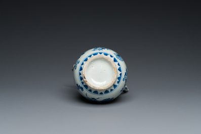 Verseuse en porcelaine de Chine en bleu et blanc &agrave; couvercle en argent, &eacute;poque Transition