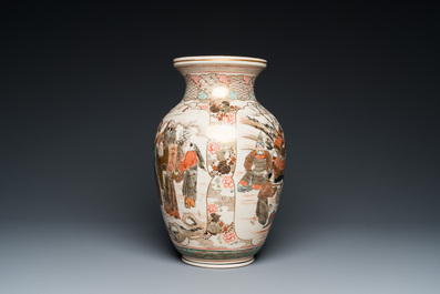 Vase en porcelaine Satsuma &agrave; d&eacute;cor de guerriers, lettr&eacute;s et musiciens, Japon, Meiji, 19&egrave;me