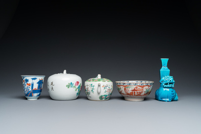 Een diverse collectie Chinees famille rose en monochroom porselein, 18/20e eeuw