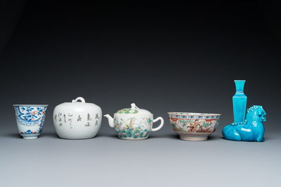 A varied collection of Chinese famille rose and monochrome wares, 18/20th C.