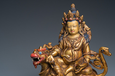 Groupe en bronze dor&eacute; figurant Jambhala sur son lion, Sino-Tibet, 19/20&egrave;me