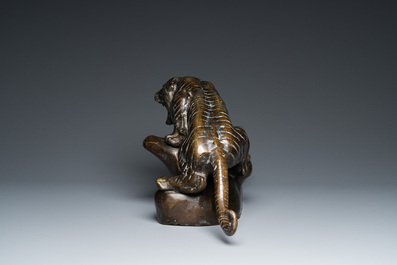 Een grote Vietnamese bronzen tijger op fraai gesculpteerde houten voet, 19/20e eeuw