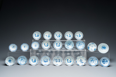 23 tasses et 17 soucoupes en porcelaine de Chine en bleu et blanc, 19&egrave;me