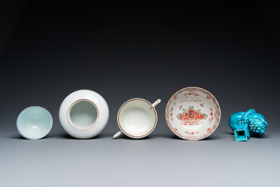 Een diverse collectie Chinees famille rose en monochroom porselein, 18/20e eeuw