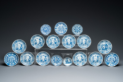 23 tasses et 17 soucoupes en porcelaine de Chine en bleu et blanc, 19&egrave;me