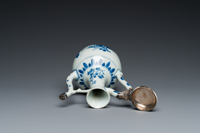 Verseuse en porcelaine de Chine en bleu et blanc &agrave; couvercle en argent, &eacute;poque Transition