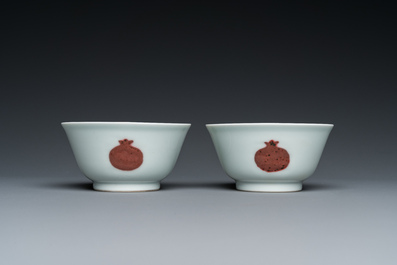 Paire de bols en porcelaine de Chine &agrave; d&eacute;cor de fruits en rouge de cuivre, marque et peut-&ecirc;tre &eacute;poque de Yongzheng