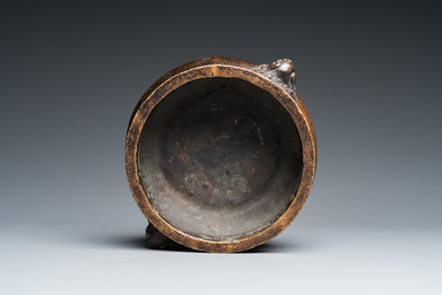 Een Chinese bronzen wierookbrander, Xuande merk, 18/19e eeuw