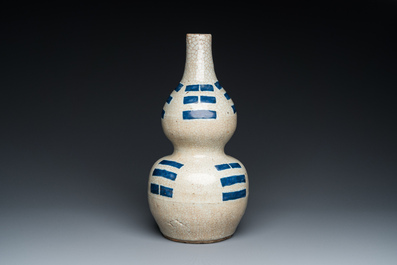 Een Chinese blauw-witte craquel&eacute; kalebasvaas met trigrammen, wellicht Ming