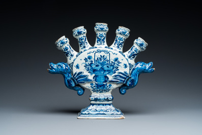 A large Dutch Delft blue and white tulip vase with a flower basket, 17/18th C.