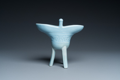 Vase &agrave; vin rituel de type 'jue' en porcelaine de Chine en bleu de lavande monochrome, marque et peut-&ecirc;tre &eacute;poque de Qianlong