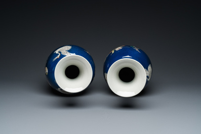 Paire de vases en porcelaine de Chine famille verte &agrave; fond bleu poudr&eacute;, 19&egrave;me