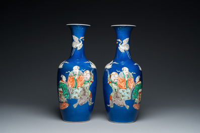 Paire de vases en porcelaine de Chine famille verte &agrave; fond bleu poudr&eacute;, 19&egrave;me