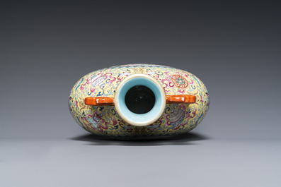 Vase de type 'bianhu' en porcelaine de Chine famille rose, marque de Jiaqing, R&eacute;publique