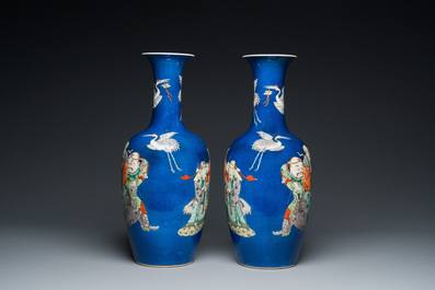 Paire de vases en porcelaine de Chine famille verte &agrave; fond bleu poudr&eacute;, 19&egrave;me