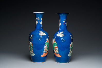 Paire de vases en porcelaine de Chine famille verte &agrave; fond bleu poudr&eacute;, 19&egrave;me