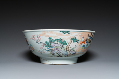 Grand bol en porcelaine de Chine famille rose &agrave; d&eacute;cor de femmes et d'enfants jouant, Yongzheng