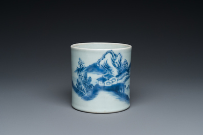 Pot &agrave; pinceaux en porcelaine de Chine en bleu et blanc &agrave; d&eacute;cor d'un paysage, probablement Kangxi