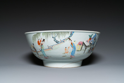 Grand bol en porcelaine de Chine famille rose &agrave; d&eacute;cor de femmes et d'enfants jouant, Yongzheng
