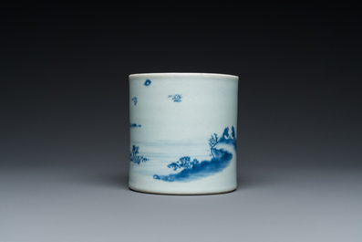 Pot &agrave; pinceaux en porcelaine de Chine en bleu et blanc &agrave; d&eacute;cor d'un paysage, probablement Kangxi