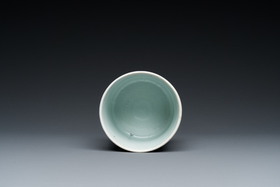 Pot &agrave; pinceaux en porcelaine de Chine en bleu et blanc &agrave; d&eacute;cor d'un paysage, probablement Kangxi