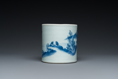 Pot &agrave; pinceaux en porcelaine de Chine en bleu et blanc &agrave; d&eacute;cor d'un paysage, probablement Kangxi