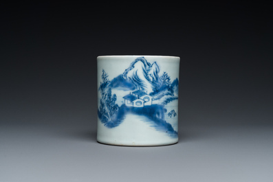 Pot &agrave; pinceaux en porcelaine de Chine en bleu et blanc &agrave; d&eacute;cor d'un paysage, probablement Kangxi