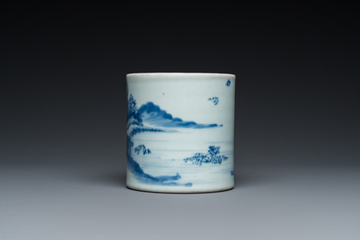 Pot &agrave; pinceaux en porcelaine de Chine en bleu et blanc &agrave; d&eacute;cor d'un paysage, probablement Kangxi