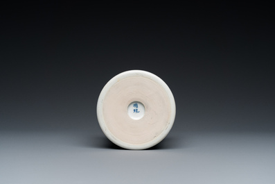 Pot &agrave; pinceaux en porcelaine de Chine en bleu et blanc &agrave; d&eacute;cor d'un paysage, probablement Kangxi