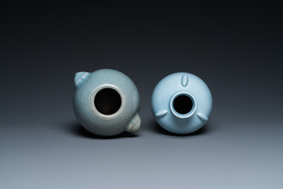 Deux vases en porcelaine de Chine en bleu monochrome, un &agrave; marque de Yongzheng, 19/20&egrave;me