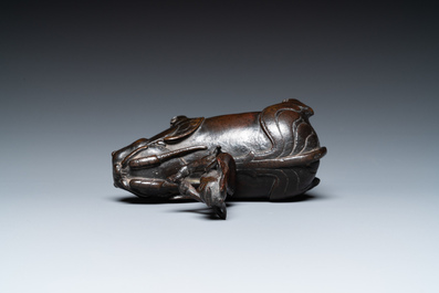 Compte-gouttes en bronze en forme de bixi et son cavalier, Chine, Ming