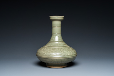 Een Chinese flesvormige celadon vaas met onderglazuur decor, wellicht Qianlong