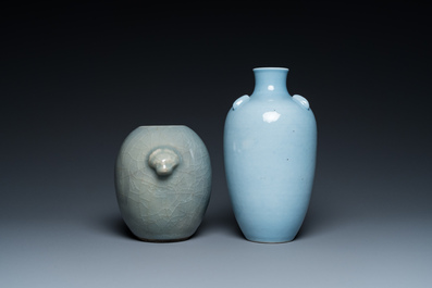 Deux vases en porcelaine de Chine en bleu monochrome, un &agrave; marque de Yongzheng, 19/20&egrave;me