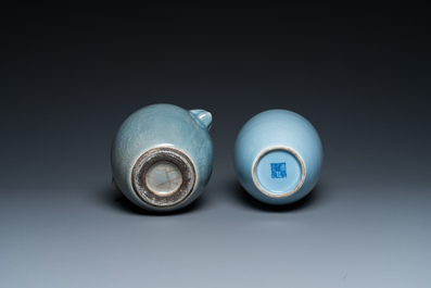 Twee Chinese monochrome blauwe vazen, &eacute;&eacute;n met Yongzheng merk, 19/20e eeuw