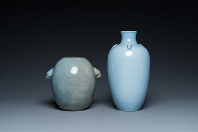 Deux vases en porcelaine de Chine en bleu monochrome, un &agrave; marque de Yongzheng, 19/20&egrave;me